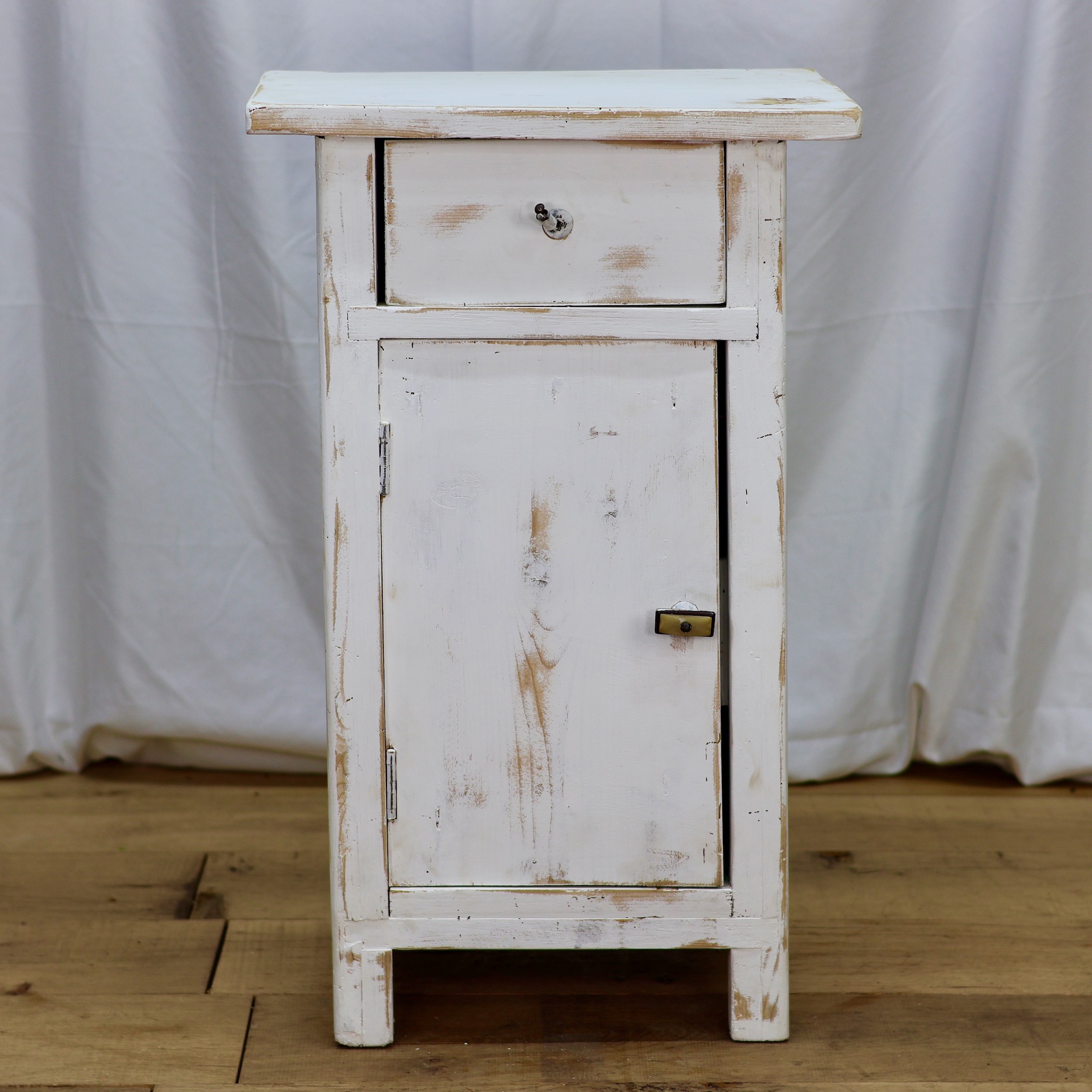 CB516-2 DISTRESSED WOODEN BEDSIDE CABINET