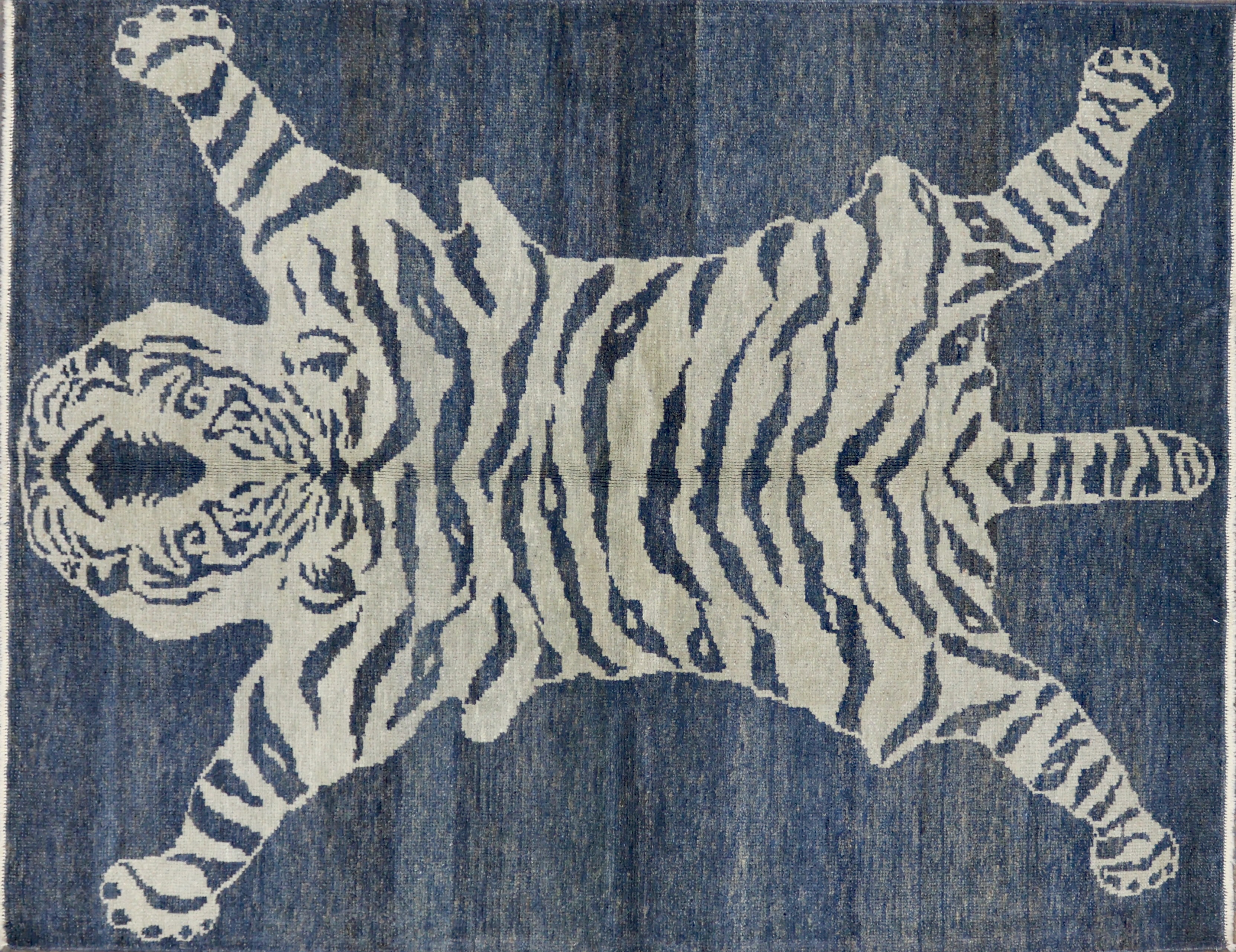 CR8468 NEW TIGER RUG 5'7