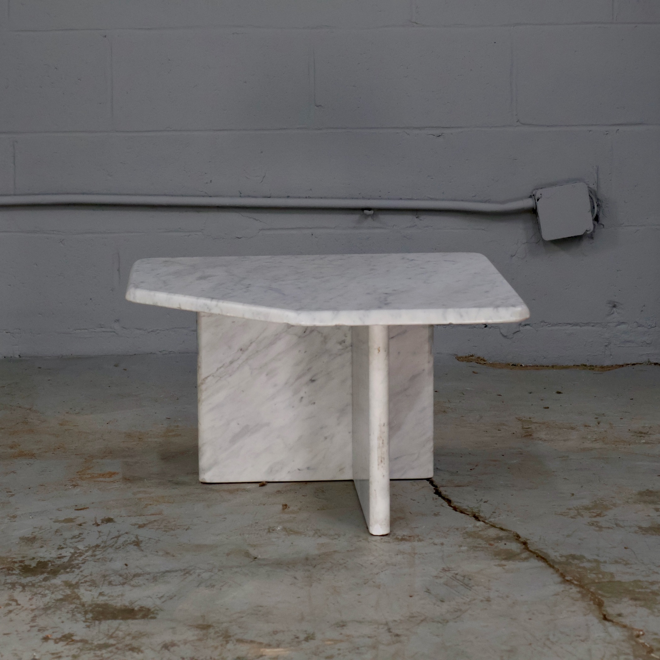 TB660B MEDIUM WHITE MARBLE CORNER TABLE