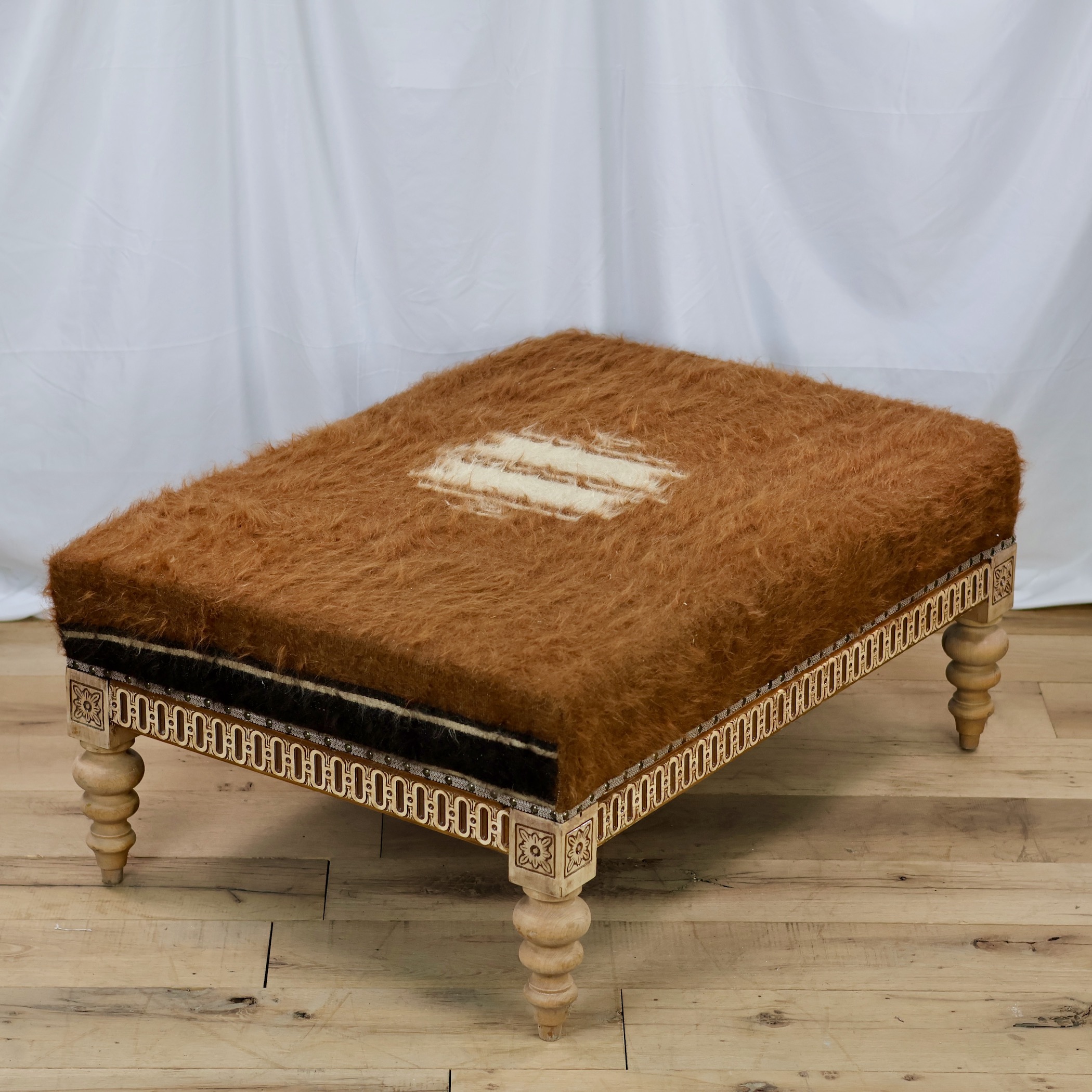 TU29-5 UPHOLSTERED OTTOMAN