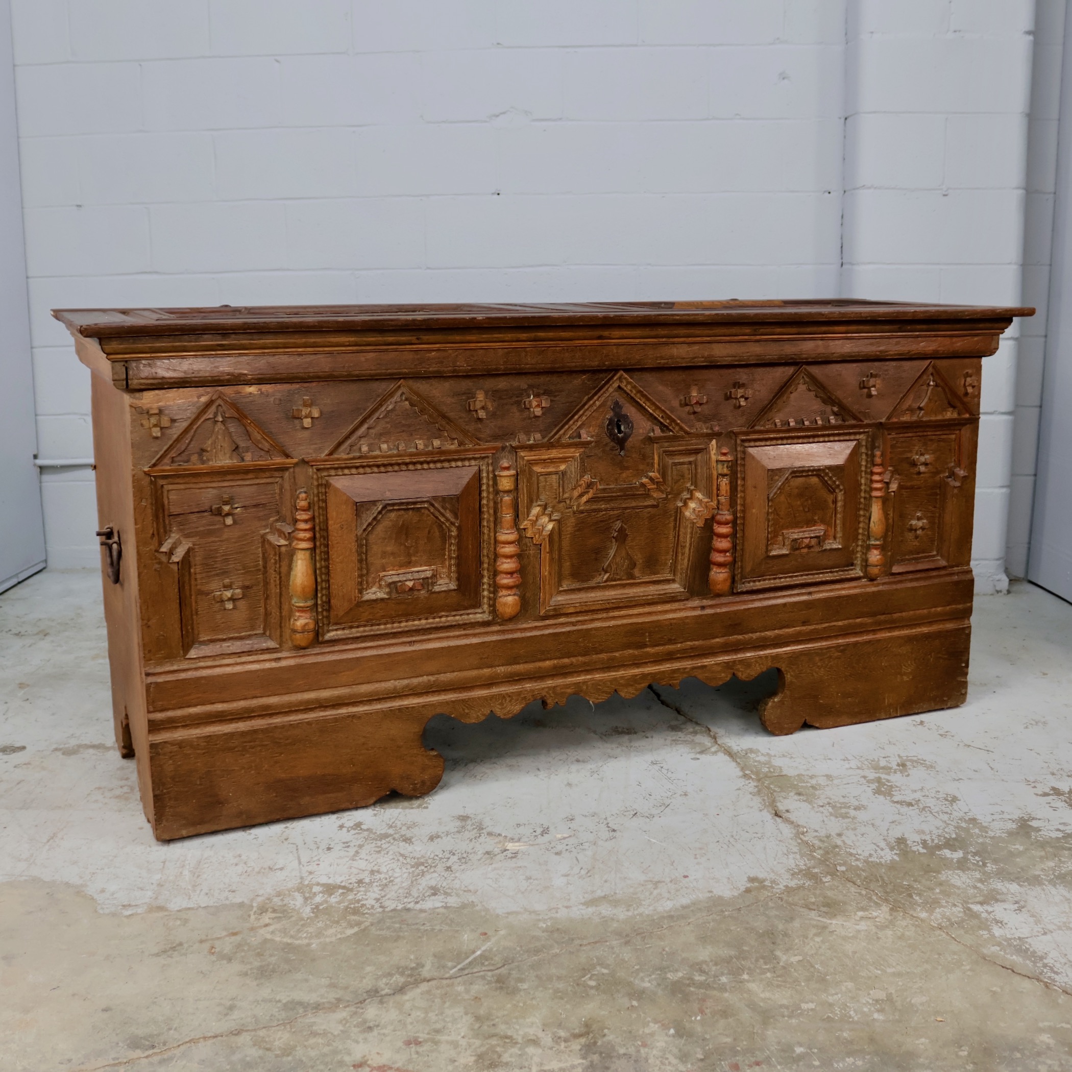 AC101 LARGE EMBELLISHED WOOD CHEST