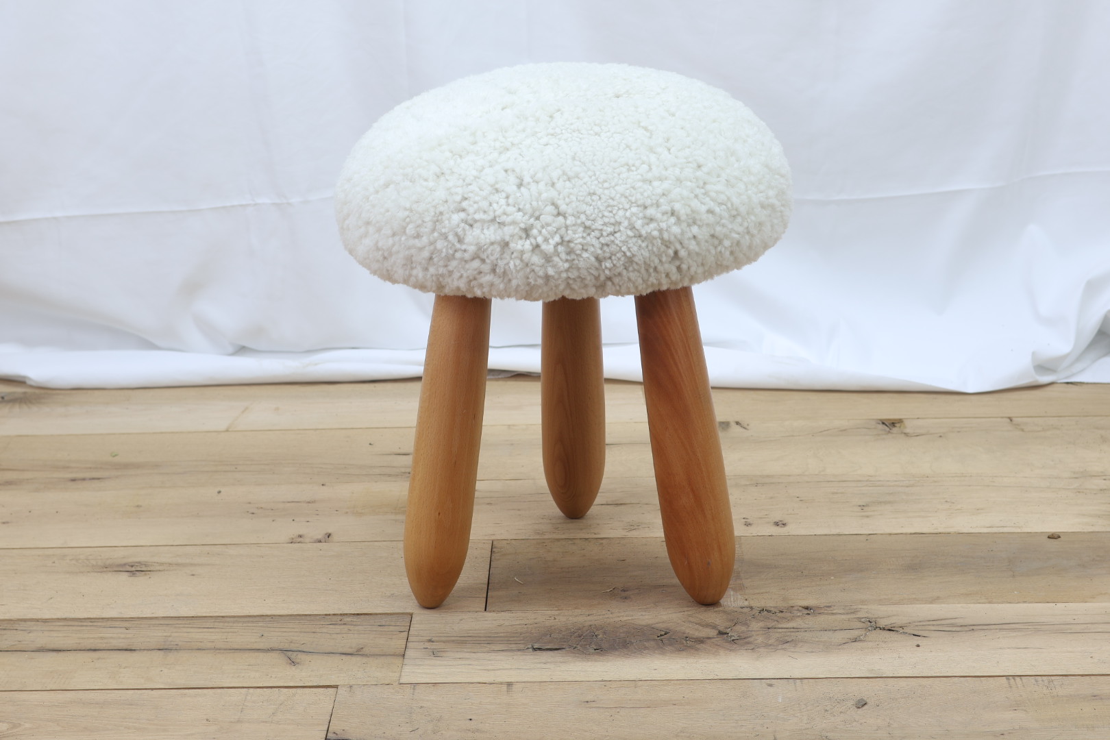 chr662 sheep skin stool