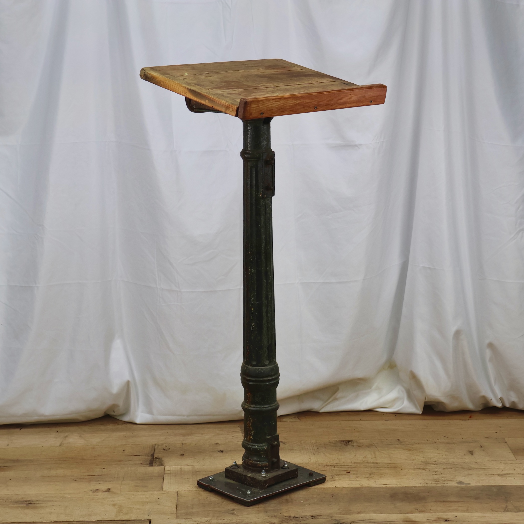AC038 PODIUM WITH ANTIQUE LIGHT POST BASE