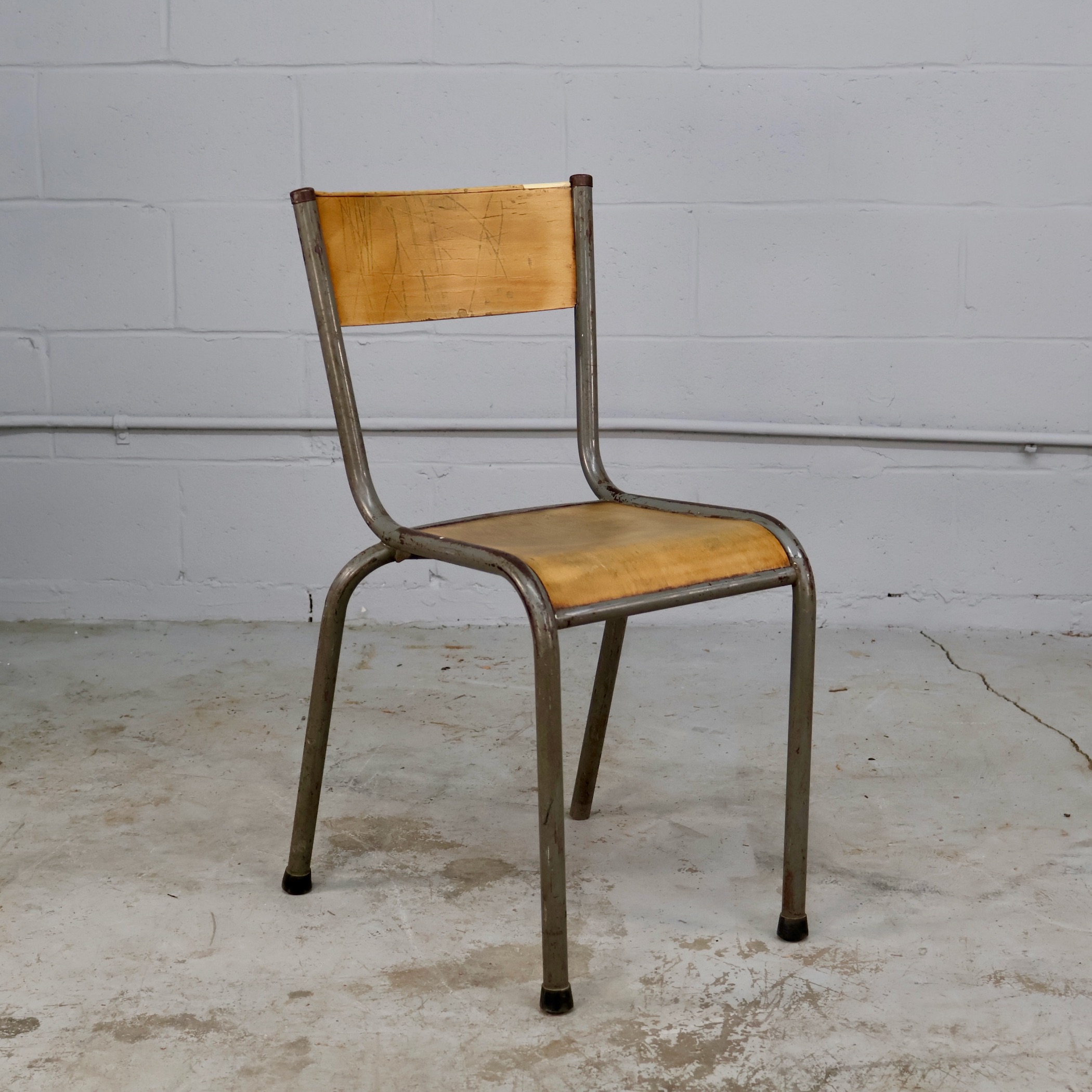 CHR31H GREY FRAMED MULLCA CHAIR