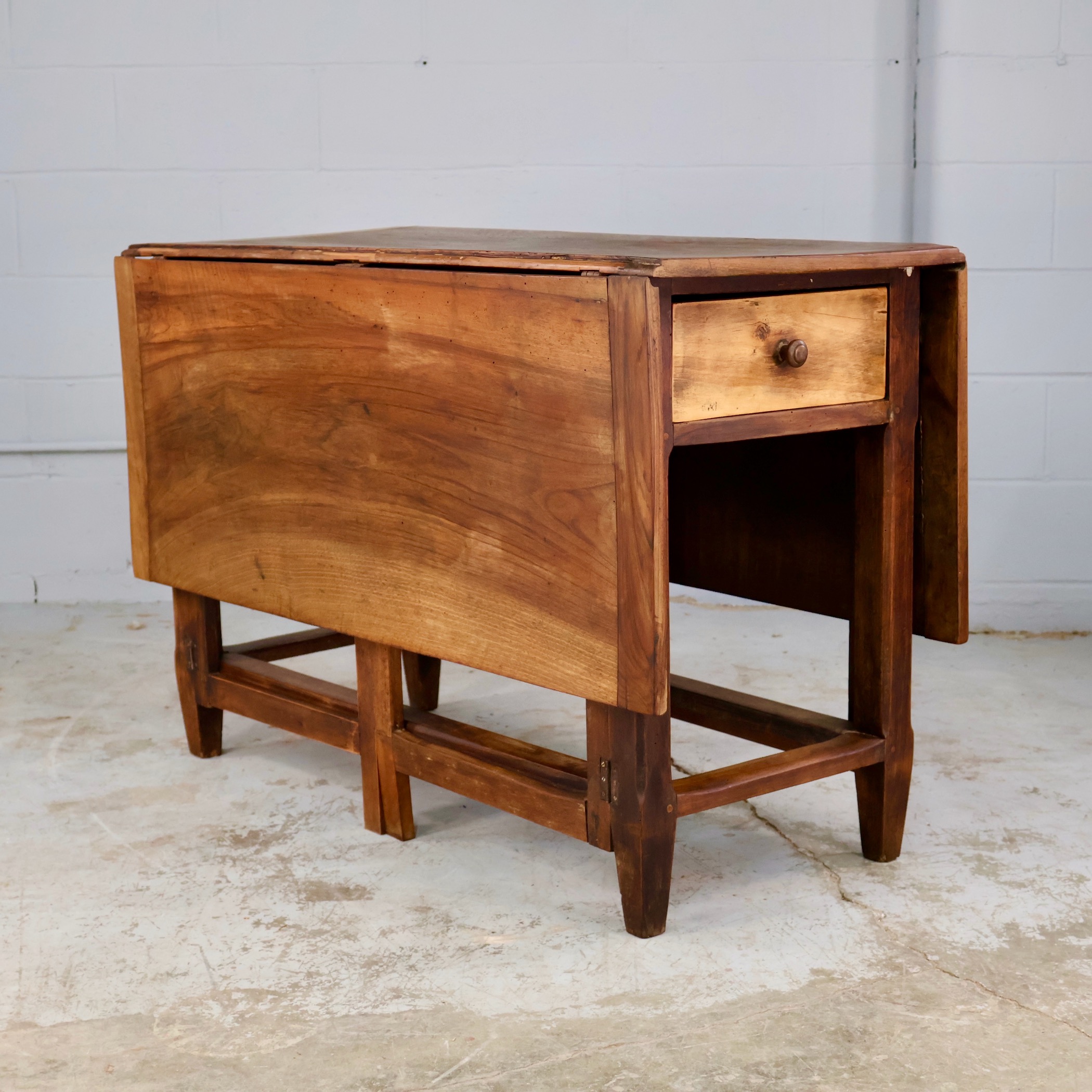 TB155 REFINISHED EXPANDABLE WALNUT TABLE