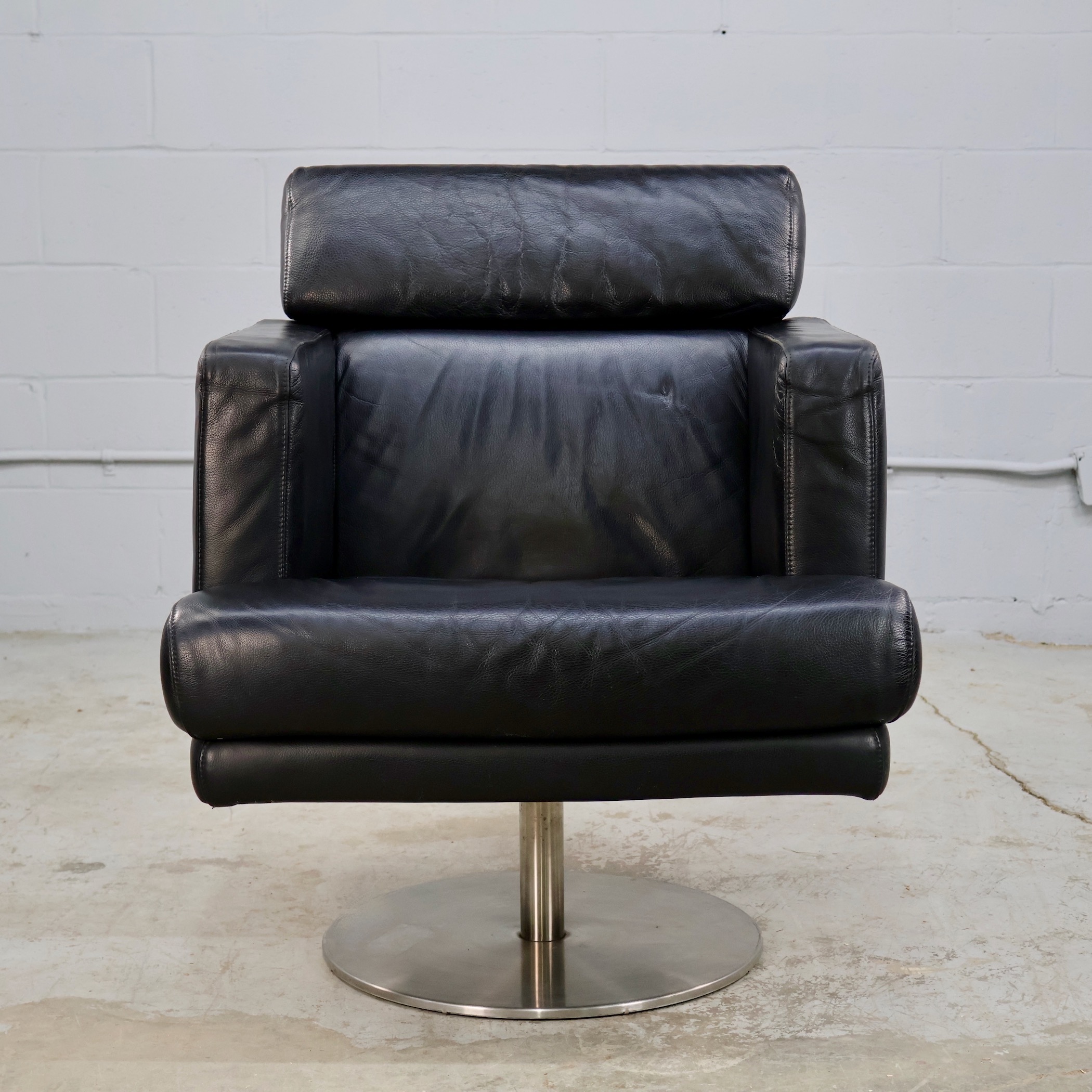 CHR480 DESIGNER BLACK LEATHER SWIVEL ARMCHAIR