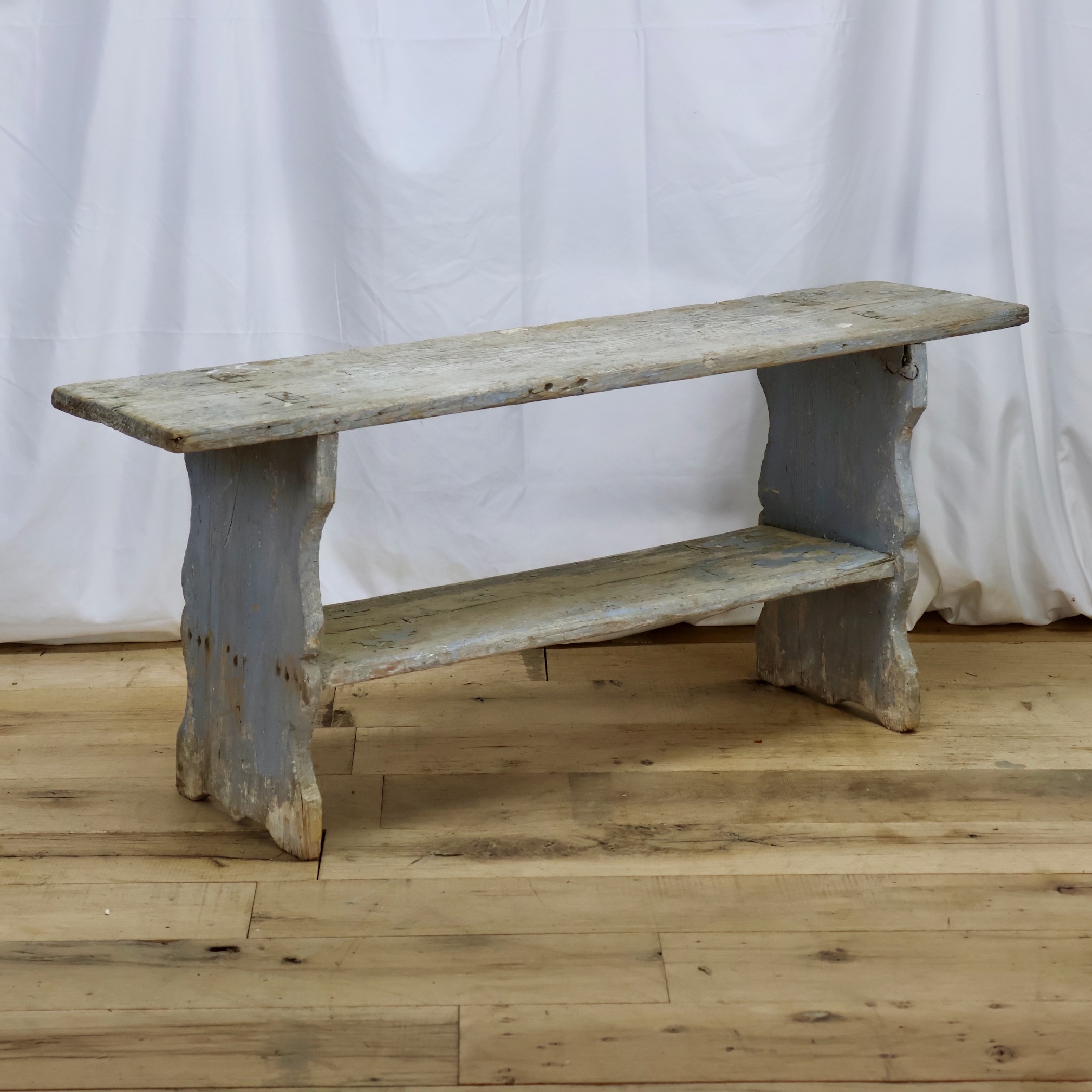 CHR568 DISTRESSED GREY BENCH WITH SHELF