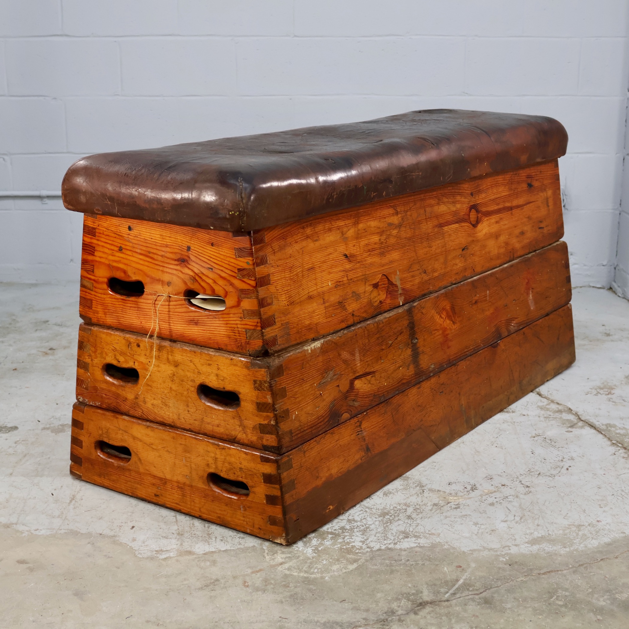 AC371 STACKABLE POMMEL HORSE
