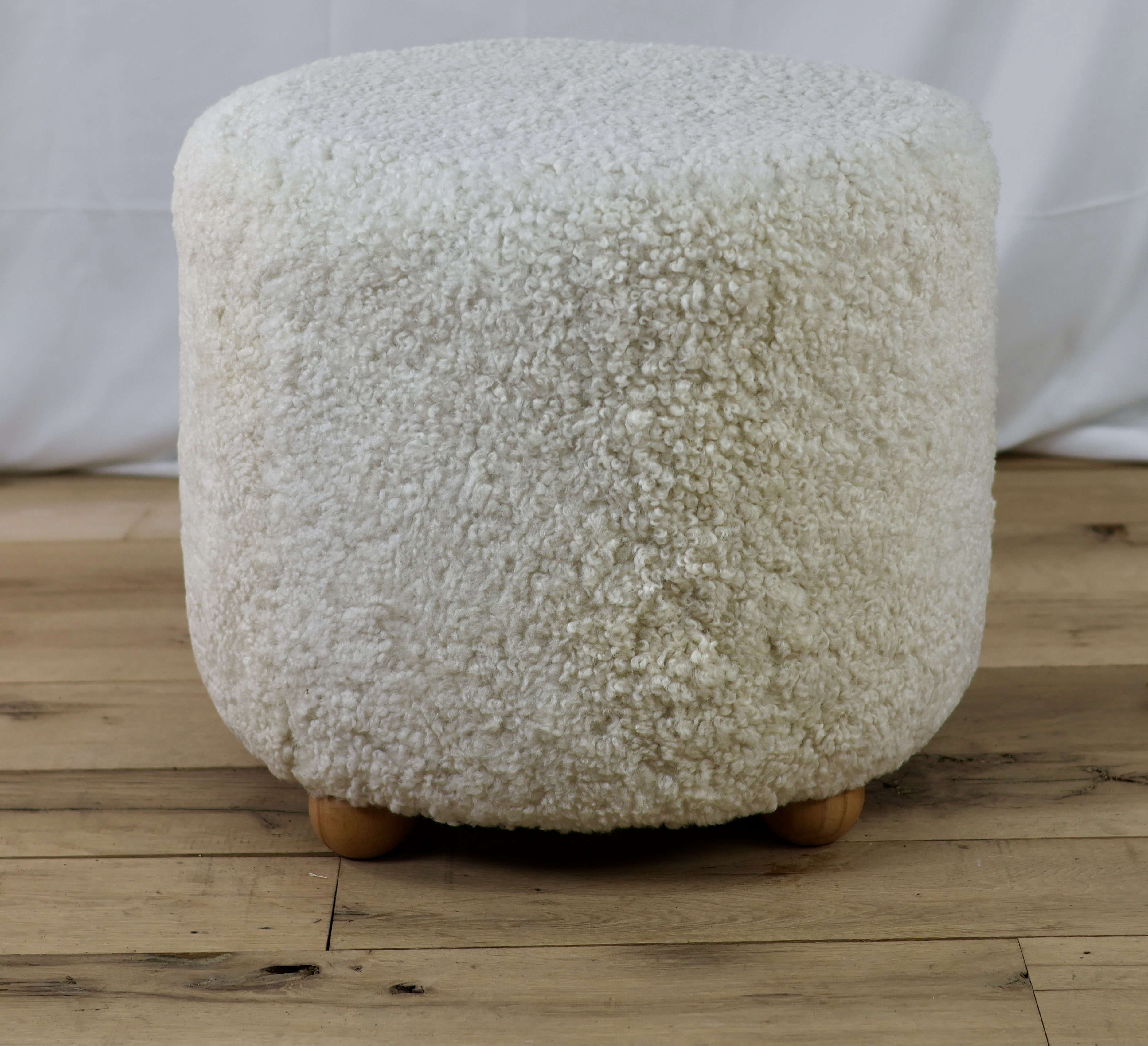 AC17304OER SHEARLING ROUND POUF/OTTOMAN