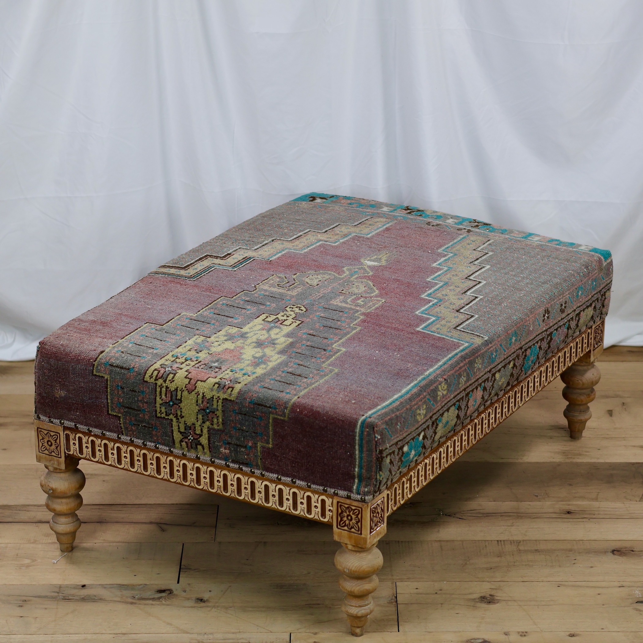 TU29-3 UPHOLSTERED OTTOMAN