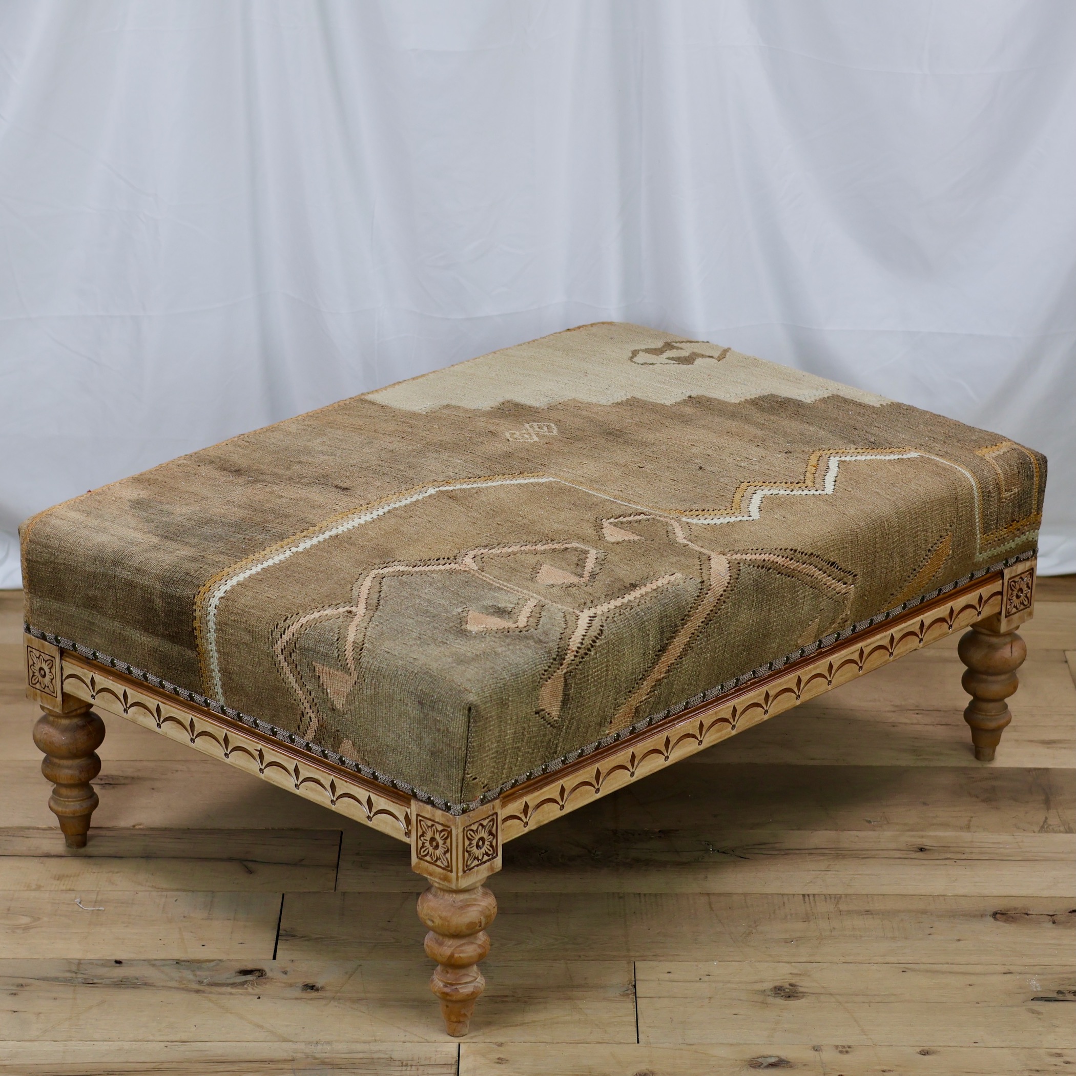 TU29-4 UPHOLSTERED OTTOMAN