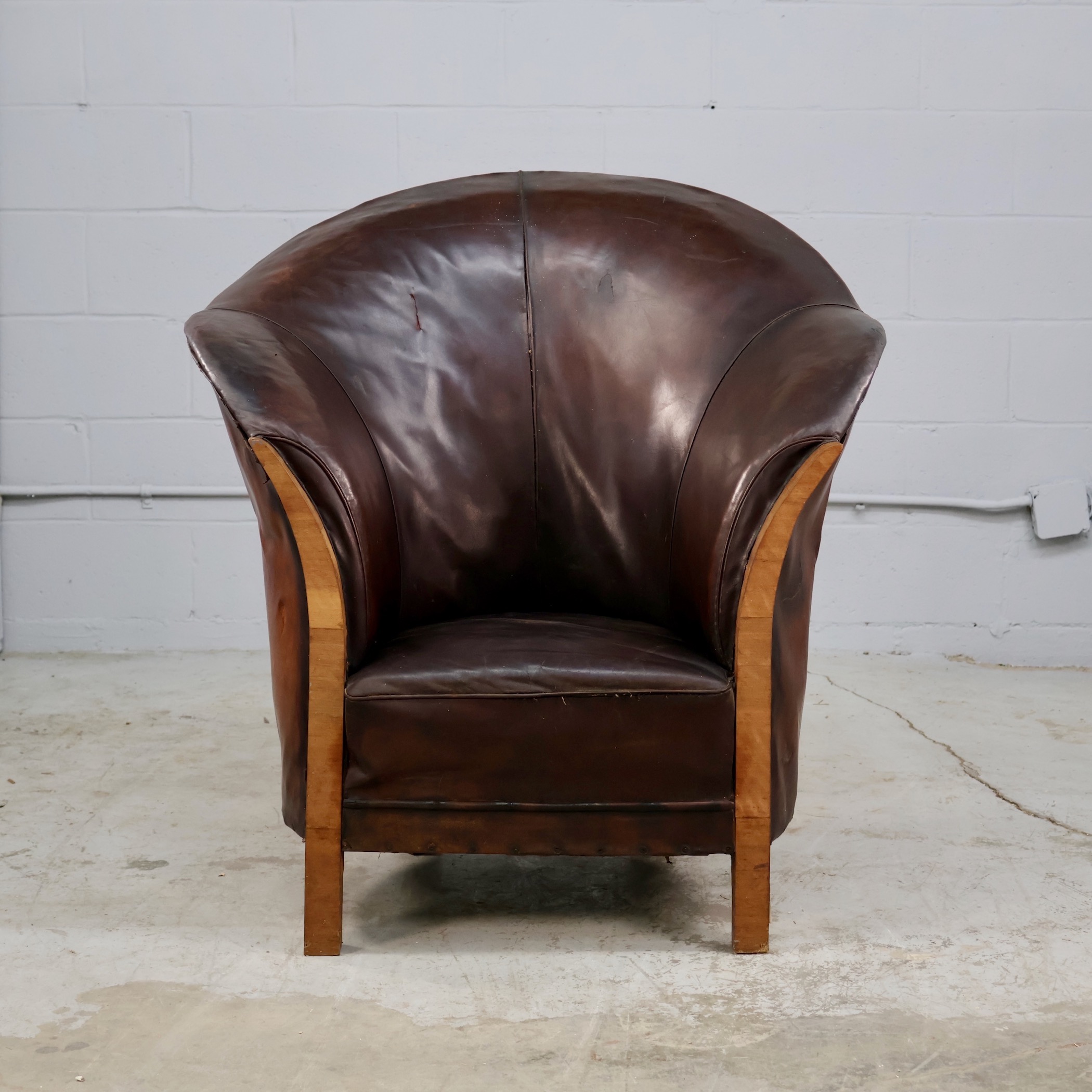 CHR334 ANTIQUE LEATHER CLUB CHAIR PAIR