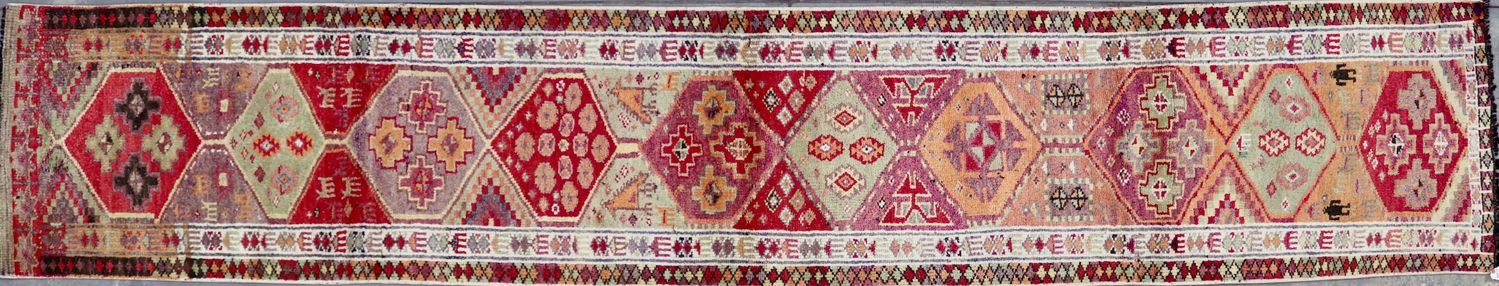 CR7972 VINTAGE 1970s KURDISH HERKI RUNNER 2'8