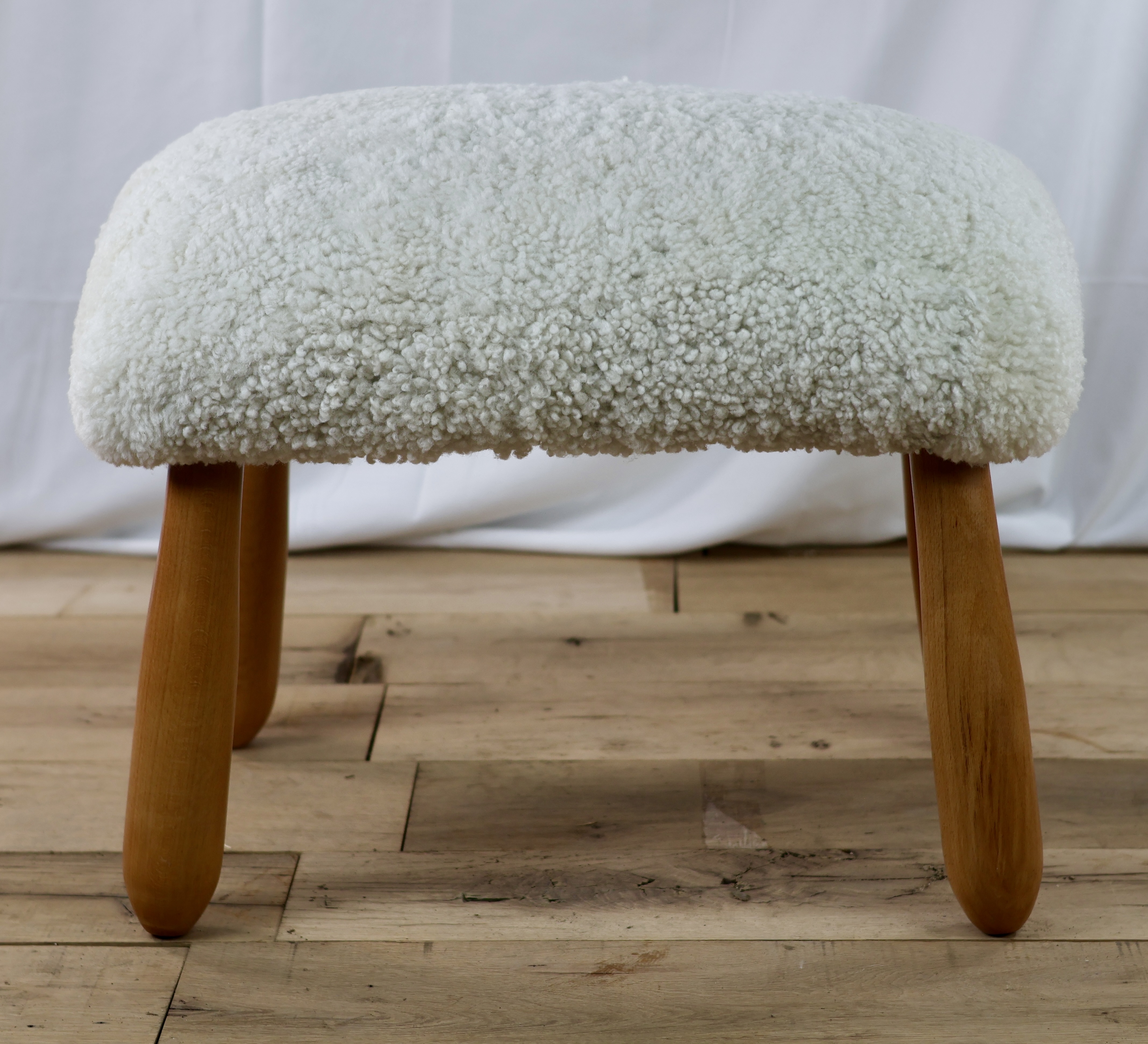 AC13040ER SHEARLING POUF